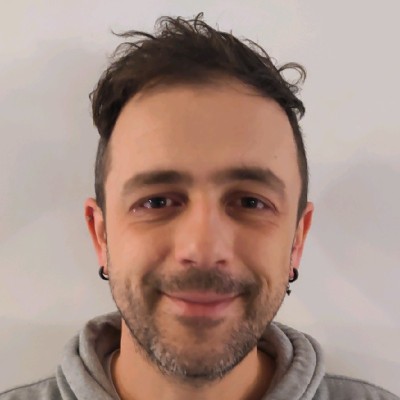 Portrait of Romain Girard, hand-stripping expert